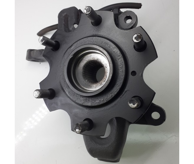 FRONT LEFT HUB AND KNUCKLE FOR A MITSUBISHI PAJERO/MONTERO - V75W
