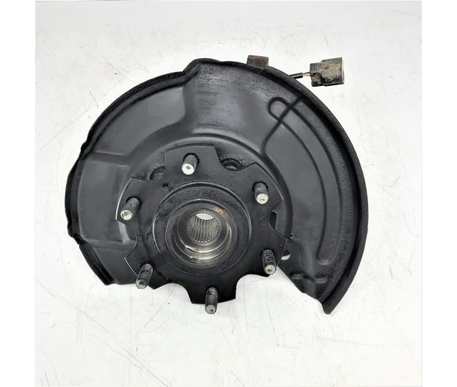 FRONT LEFT HUB AND KNUCKLE FOR A MITSUBISHI PAJERO - V78W