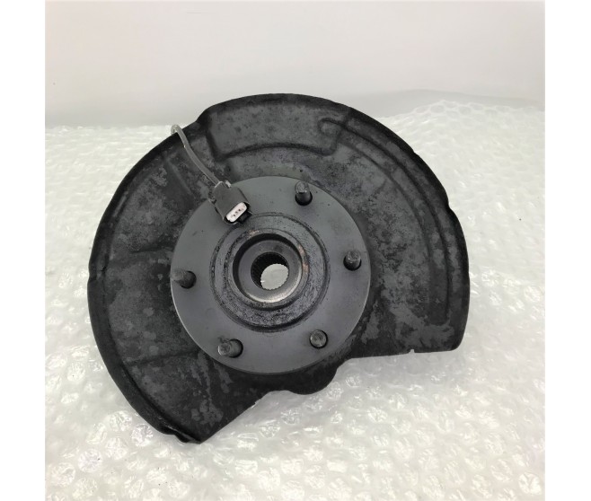 FRONT LEFT HUB AND KNUCKLE WITH ABS SENSOR  FOR A MITSUBISHI PAJERO - V98W