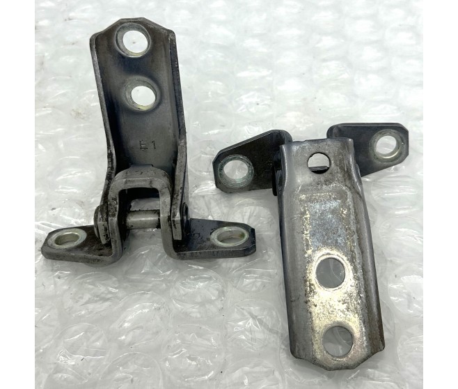 FRONT DOOR UPPER AND LOWER HINGE FOR A MITSUBISHI DELICA D:5 - CV5W