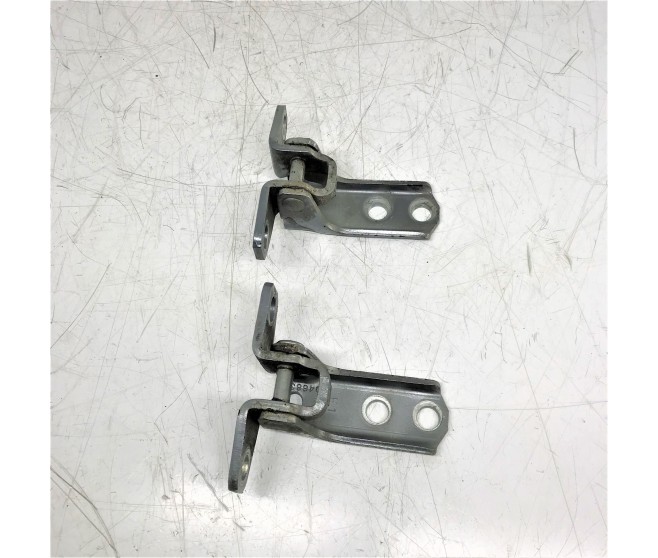 FRONT UPPER AND LOWER DOOR HINGES FOR A MITSUBISHI PAJERO SPORT - KG6W