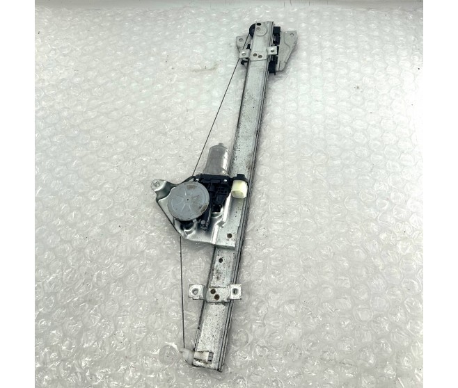 WINDOW REGULATOR AND MOTOR FRONT RIGHT FOR A MITSUBISHI PAJERO - V76W
