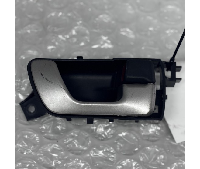INSIDE DOOR HANDLE RIGHT FOR A MITSUBISHI MONTERO - V77W
