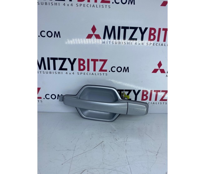FRONT LEFT OUTER DOOR HANDLE FOR A MITSUBISHI PAJERO/MONTERO - V88V