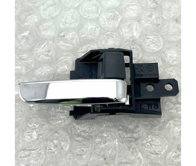 INSIDE DOOR HANDLE RIGHT FOR A MITSUBISHI GG2W - INSIDE DOOR HANDLE RIGHT