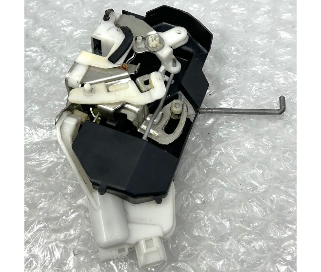 DOOR LATCH REAR LEFT FOR A MITSUBISHI PAJERO - V98W