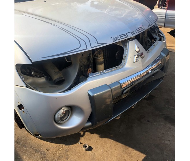 FRONT BUMPER WITH FOG LAMPS + OVER RIDER FOR A MITSUBISHI TRITON - KB8T