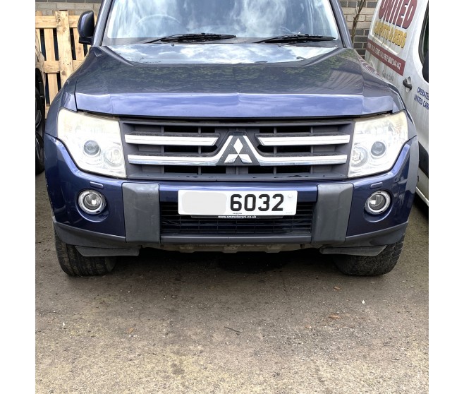 FRONT BUMPER WITH FOG LAMPS FOR A MITSUBISHI PAJERO - V98W