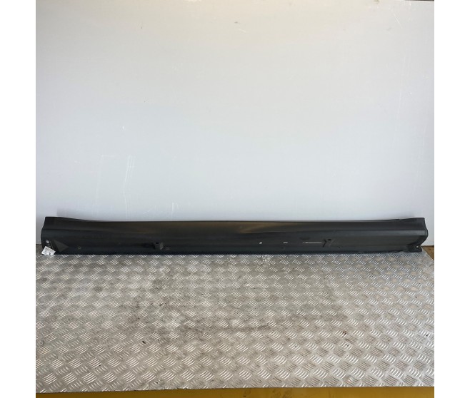 RIGHT SILL MOULDING COVER
