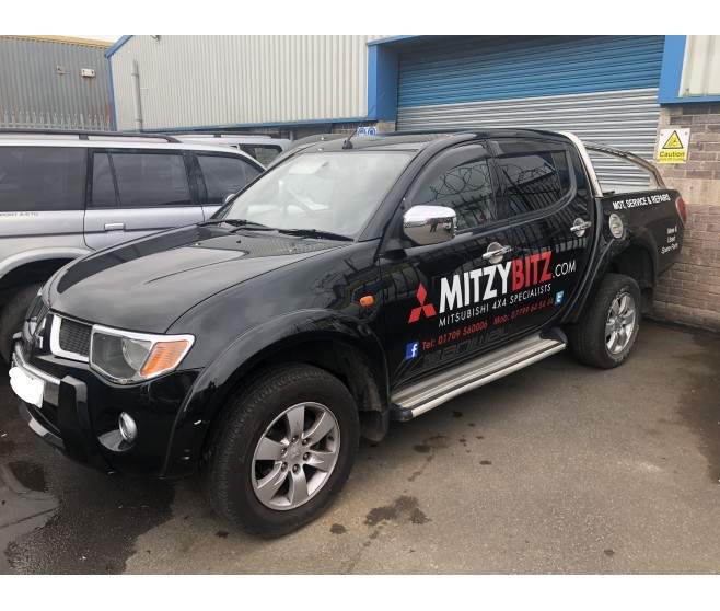 REAR SPORTS ROLL BAR AND ROLLER SHUTTER FOR A MITSUBISHI L200 - KB4T