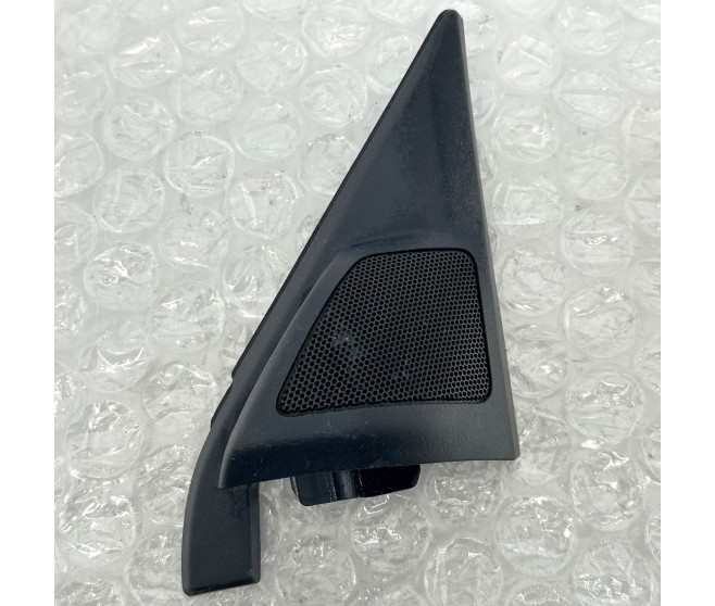 DOOR SASH TRIM AND SPEAKER FRONT RIGHT FOR A MITSUBISHI PAJERO - V88W