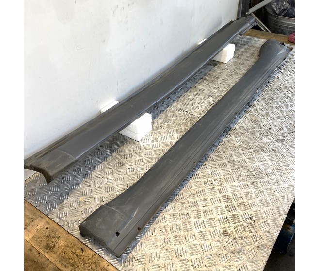 SIDE SILL MOULDING SET FOR A MITSUBISHI PAJERO - V96W