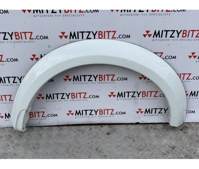 09-15 WHITE FRONT RIGHT WHEEL ARCH TRIM OVERFENDER  FOR A MITSUBISHI L200 - KB4T