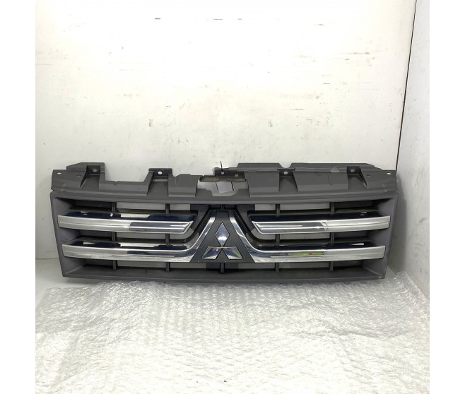 FRONT RADIATOR GRILLE FOR A MITSUBISHI PAJERO - V88W