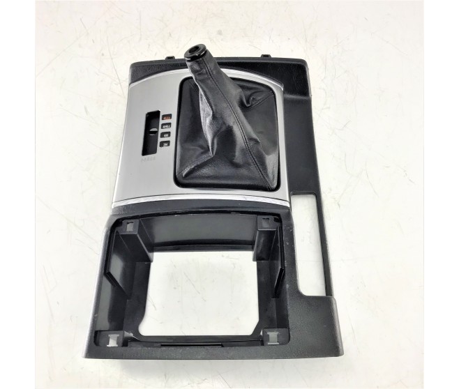 GEARSHIFT LEVER PANEL FOR A MITSUBISHI PAJERO - V93W