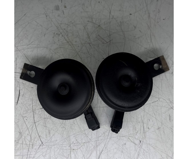 PAIR OF HORNS FOR A MITSUBISHI V80,90# - HORN & BUZZER