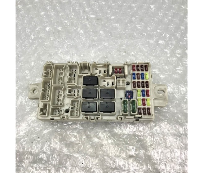 FUSE AND RELAY BOX FOR A MITSUBISHI L200 - KB4T