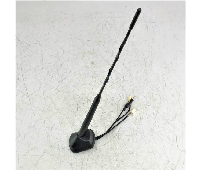 ANTENNA ROD AND BASE FOR A MITSUBISHI L200 - KL2T