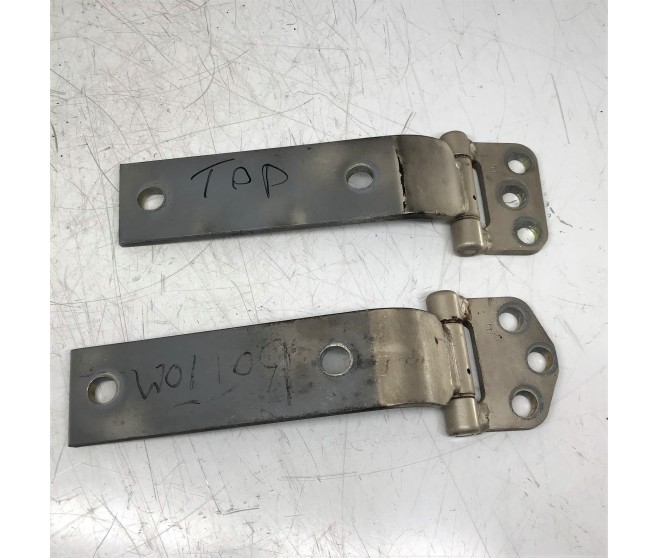 BACK DOOR HINGES FOR A MITSUBISHI PAJERO - L044G