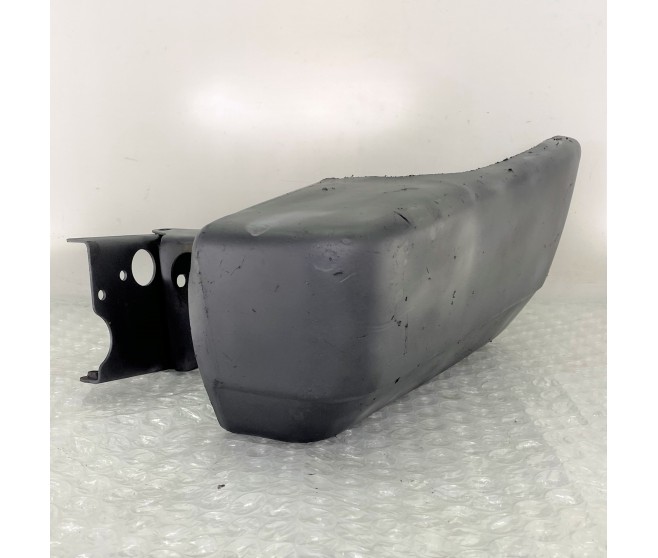 CORNER CAP AND BRACKET REAR RIGHT FOR A MITSUBISHI L04,14# - CORNER CAP AND BRACKET REAR RIGHT