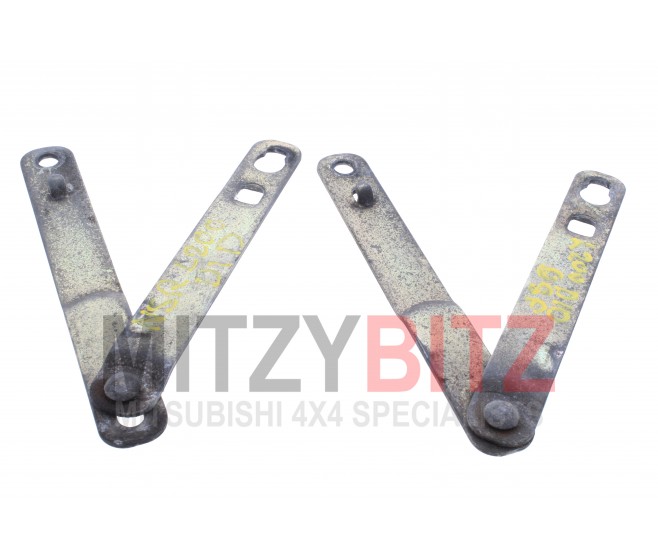 TAILGATE LINKS FOR A MITSUBISHI L200 - KB4T