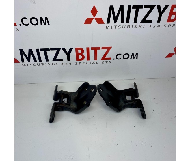 FRONT DOOR HINGES FOR A MITSUBISHI PAJERO - V45W