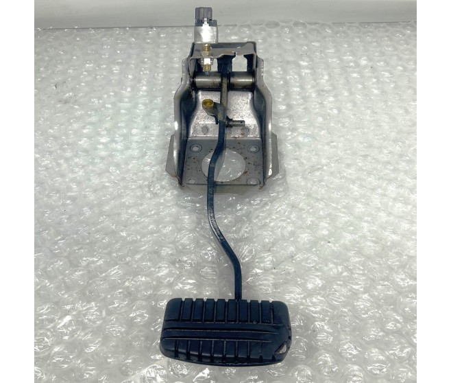 BRAKE PEDAL AND STOP LAMP SWITCH FOR A MITSUBISHI PAJERO - V44W