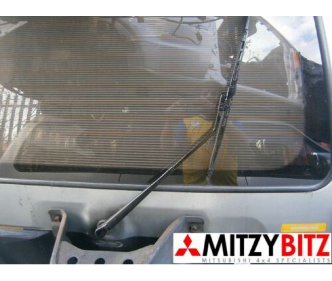 REAR WINDOW WIPER ARM FOR A MITSUBISHI PAJERO/MONTERO - V44W