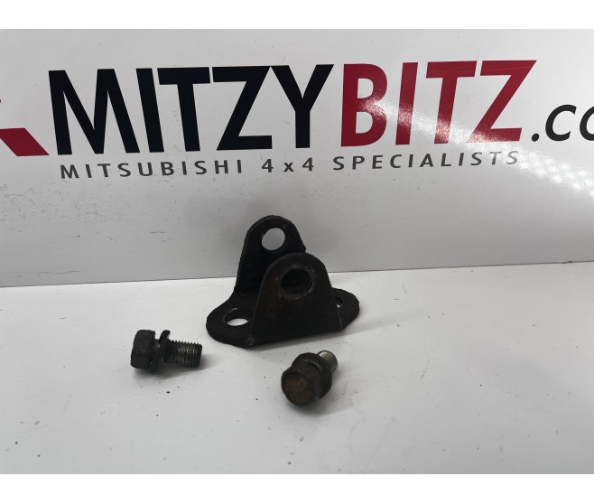 FRONT SHOCK ABSORBER BRACKET AND BOLTS FOR A MITSUBISHI PAJERO/MONTERO - V44W