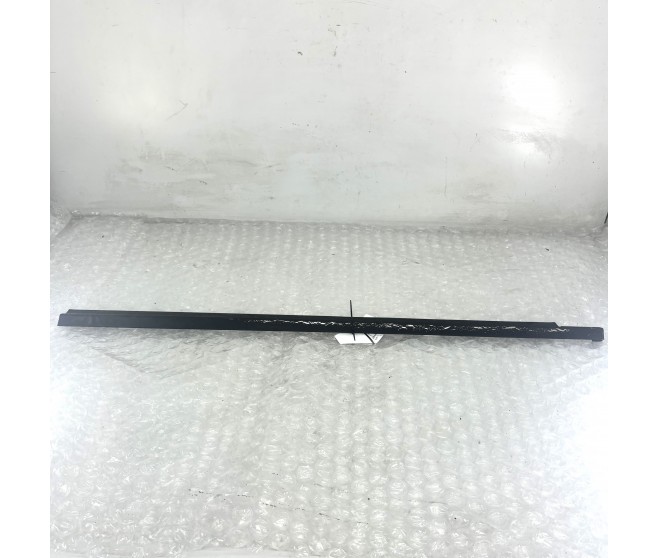 WEATHERSTRIP OUTER LEFT FOR A MITSUBISHI PAJERO - V45W