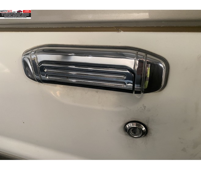 FRONT LEFT CHROME OUTSIDE DOOR HANDLE FOR A MITSUBISHI V20,40# - FRONT LEFT CHROME OUTSIDE DOOR HANDLE