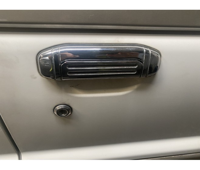 FRONT RIGHT CHROME DRIVERS OUTSIDE DOOR HANDLE FOR A MITSUBISHI PAJERO/MONTERO - V44W