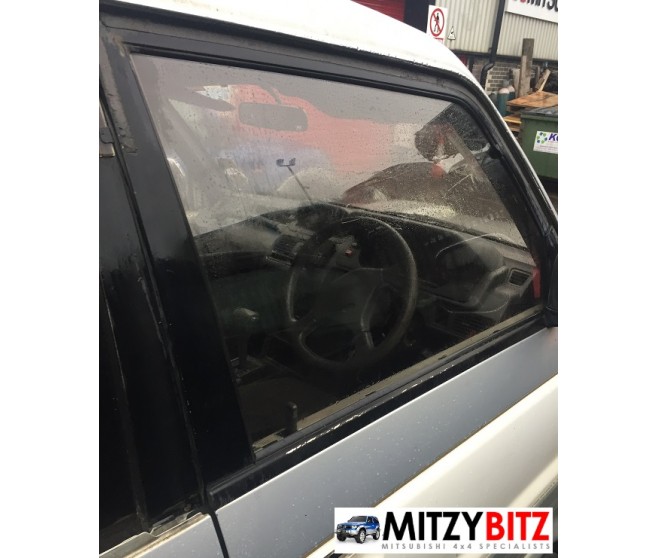 DOOR GLASS FRONT RIGHT FOR A MITSUBISHI PAJERO - V25W