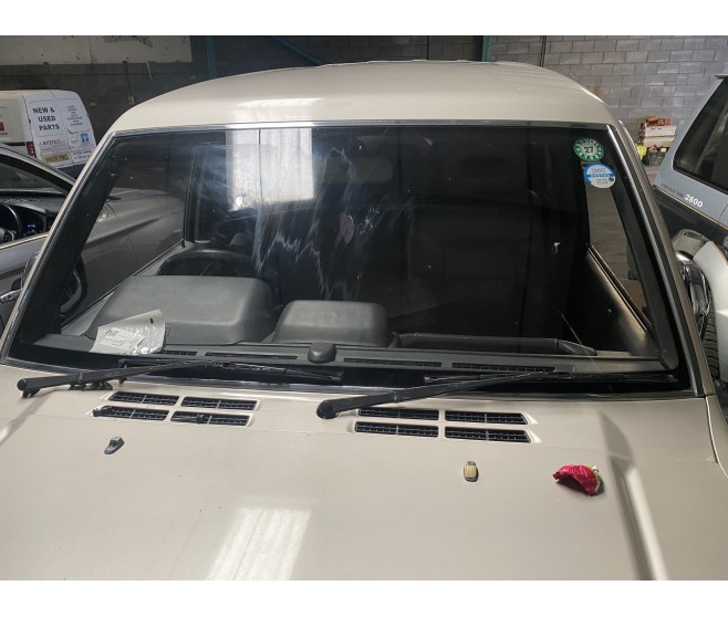 WINDSHIELD WINDSCREEN GLASS COLLECTION ONLY FOR A MITSUBISHI V20-50# - WINDSHIELD WINDSCREEN GLASS COLLECTION ONLY