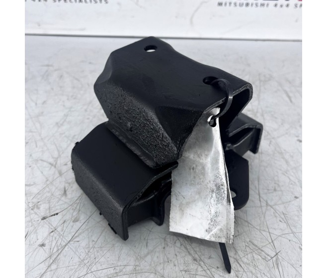 REAR ENGINE MOUNTING FOR A MITSUBISHI V10-40# - REAR ENGINE MOUNTING