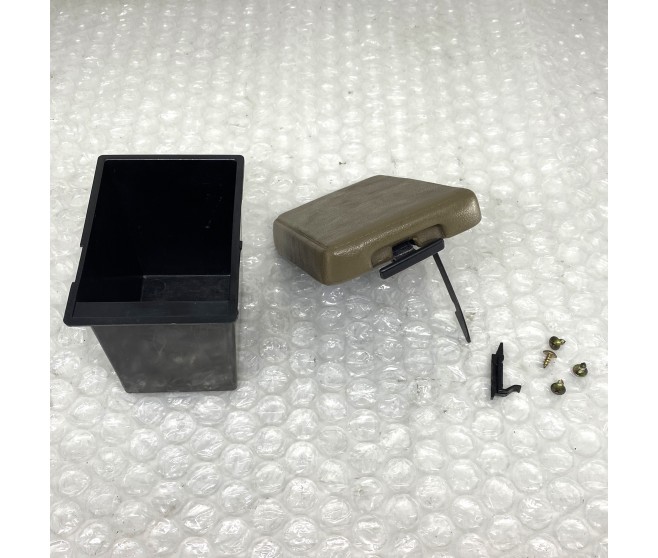 FLOOR CONSOLE LID AND BOX FOR A MITSUBISHI PAJERO/MONTERO - L047G