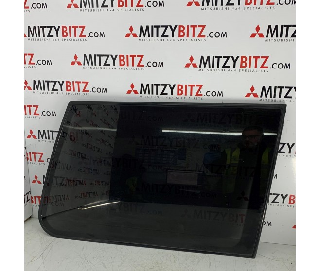 QUARTER WINDOW GLASS RIGHT FOR A MITSUBISHI V20-50# - QTR WINDOW GLASS & MOULDING