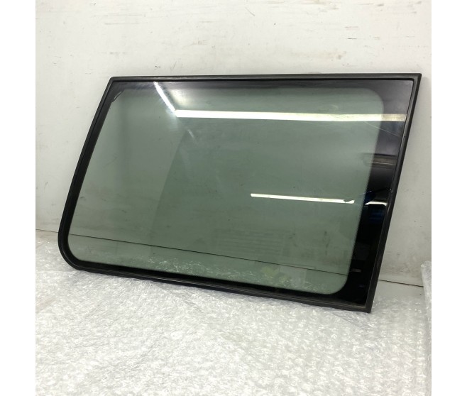 QUARTER WINDOW GLASS RIGHT FOR A MITSUBISHI MONTERO - V43W