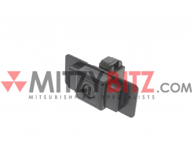 GLOVEBOX LID LOCK FOR A MITSUBISHI PAJERO/MONTERO - V32V