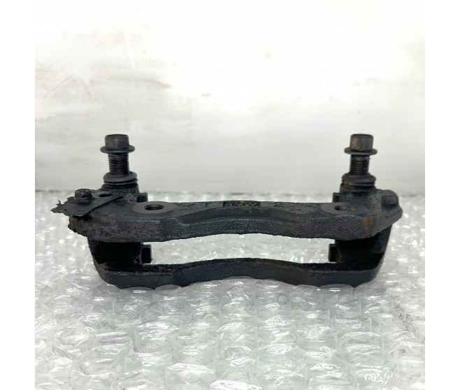 BRAKE CALIPER SUPPORT CARRIER FRONT RIGHT FOR A MITSUBISHI V10-40# - BRAKE CALIPER SUPPORT CARRIER FRONT RIGHT
