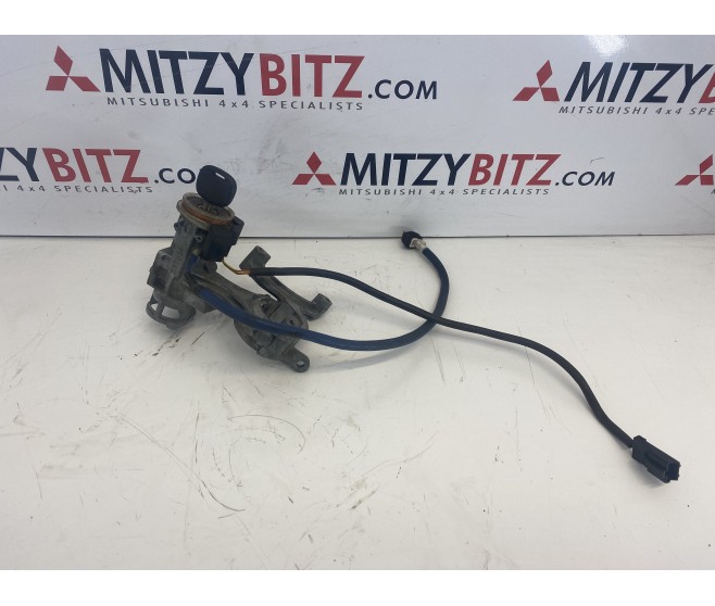 337514 IGNITION CASTING WITH BARREL AND KEY ( MANUALS ONLY ) FOR A MITSUBISHI PAJERO - V45W