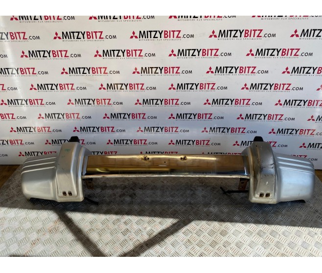FRONT BUMPER WITH HEADLAMP WASHER JETS FOR A MITSUBISHI PAJERO - V44W