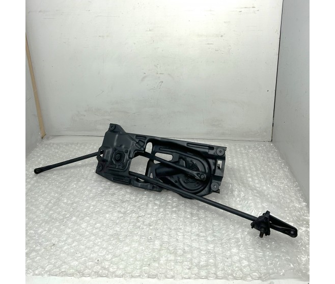 FRONT WINDOW WIPER MOTOR AND LINKAGE FOR A MITSUBISHI SPACE GEAR/L400 VAN - PD3W