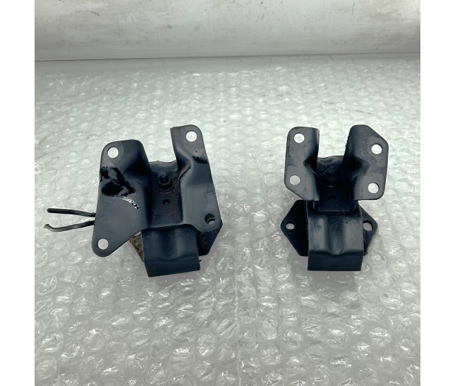 ENGINE MOUNTS LEFT AND RIGHT FOR A MITSUBISHI V10-40# - ENGINE MOUNTS LEFT AND RIGHT