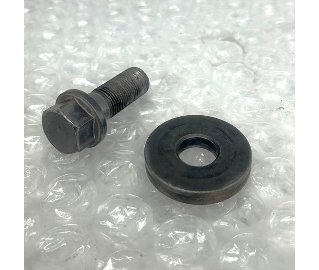 CRANKSHAFT PULLEY CENTER BOLT AND WASHER FOR A MITSUBISHI PAJERO - V36W