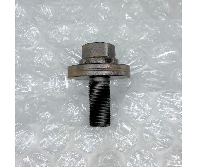 CRANKSHAFT PULLEY BOLT AND WASHER FOR A MITSUBISHI PAJERO - V46W