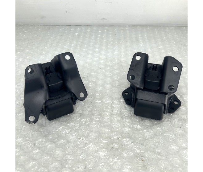 ENGINE MOUNT RIGHT AND LEFT FOR A MITSUBISHI ENGINE - 