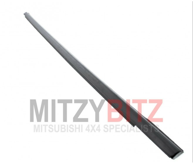 FRONT LEFT DOOR TO WINDOW SCRAPER MOULDING FOR A MITSUBISHI PAJERO - V98W