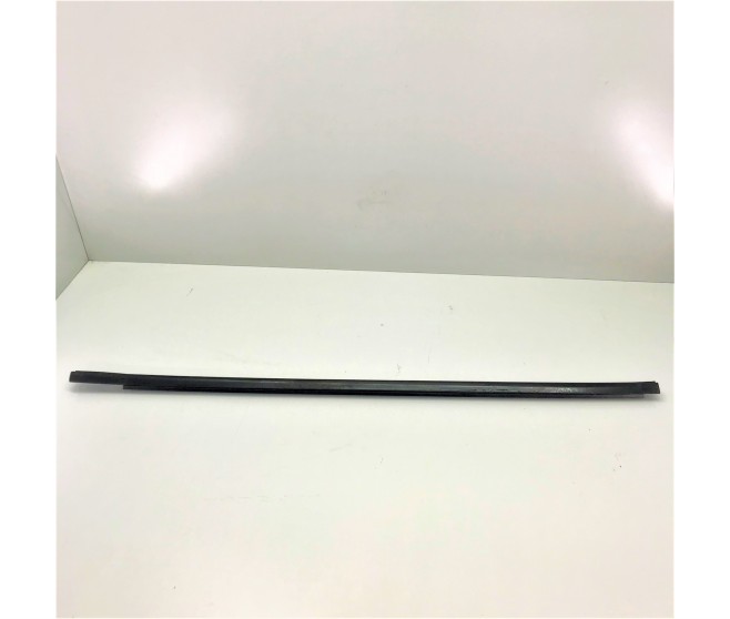 DOOR TO WINDOW SCRAPER MOULDING FRONT RIGHT FOR A MITSUBISHI PAJERO - V78W
