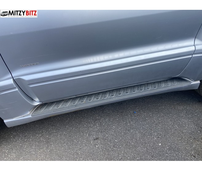 SILVER FRONT LEFT LOWER DOOR GARNISH TRIM FOR A MITSUBISHI PAJERO - V68W